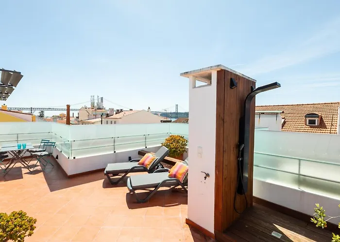 Ambassador River Shower Suites